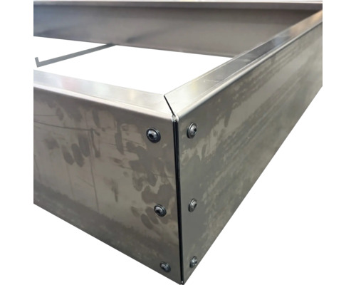 Eckverbindung eines Hochbeets aus Metall mit Schrauben