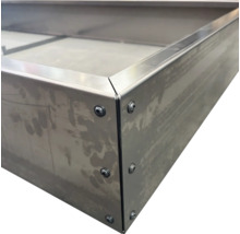 Eckverbindung eines Hochbeets aus Metall mit Schrauben