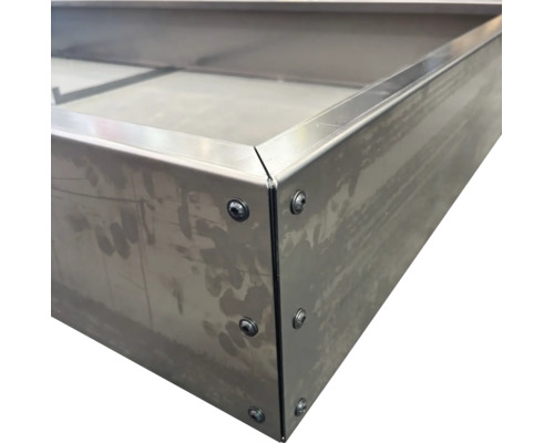 Eckverbindung eines Hochbeets aus Metall mit Schrauben