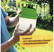 Eine Person hält eine Insektenfalle aus Kunststoff in den Händen, die robust, witterungsbeständig und wiederverwendbar ist.