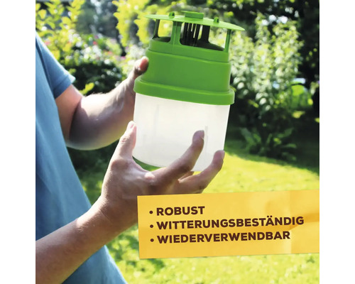 Eine Person hält eine Insektenfalle aus Kunststoff in den Händen, die robust, witterungsbeständig und wiederverwendbar ist.