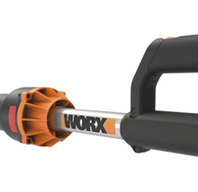 Detailansicht eines Worx Elektrowerkzeugs mit Logo auf dem Stiel