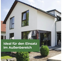 Modernes Wohnhaus mit heller Fassade und Fenstern für die Anwendung im Außenbereich