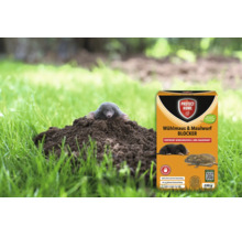 Produktpackung Protect Home Wühlmaus und Maulwurf Blocker Pulver gegen Schädlinge vor einer Wiese mit Maulwurf.