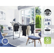 Ein schwarzer Wäscheständer mit 18 Metern Trockenlänge in einem modernen Wohnzimmer mit Terrassenzugang und Symbolen für die Funktionen.