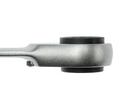 Detailansicht eines Umschaltknarrenkopfes aus Metall für Steckschlüsseleinsätze.