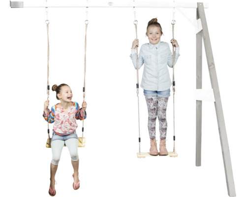 Zwei Kinder spielen auf einer hölzernen Schaukel mit zwei Sitzen an einer Schaukelkonstruktion für den Garten.