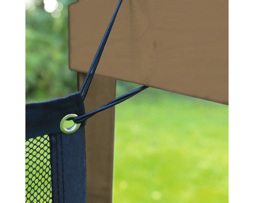 Befestigung eines dunklen Netzgewebes an einem Holzpfosten mittels eines elastischen Spannseils durch eine Metallöse.