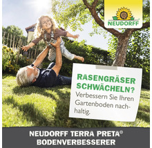 Neudorff Logo und Vater mit Kind im Garten auf dem Rasen. Text zur nachhaltigen Bodenverbesserung mit Neudorff Terra Preta Bodenverbesserer.