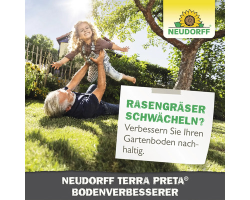 Neudorff Logo und Vater mit Kind im Garten auf dem Rasen. Text zur nachhaltigen Bodenverbesserung mit Neudorff Terra Preta Bodenverbesserer.