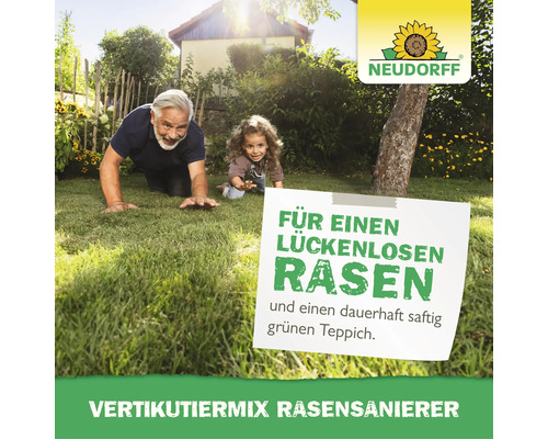 Ein Mann und ein Kind krabbeln spielerisch auf einem Gartenrasen neben einem Neudorff Logo und Werbetext für Vertikutiermix Rasensanierer.