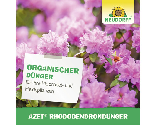 Neudorff Azet Rhododendrondünger als organischer Dünger für Moorbeet- und Heidepflanzen vor einem blühenden Rhododendron.