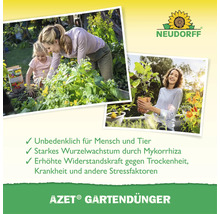 Neudorff Azet Gartendünger in der Anwendung mit Personen im Garten, fördert Wurzelwachstum und Widerstandsfähigkeit durch Mykorrhiza.