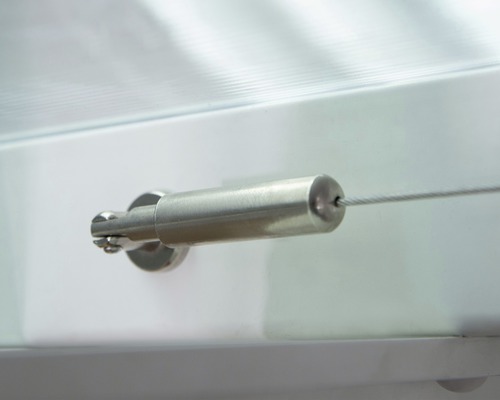 Detailansicht einer Drahtseilabhängung für eine Terrassenüberdachung