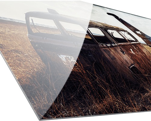 Acrylglasbild mit einem verrosteten, alten Fahrzeug in einer Wiese