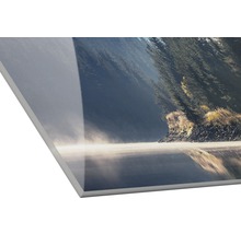 Nahaufnahme einer Acrylglasplatte mit einem Landschaftsmotiv
