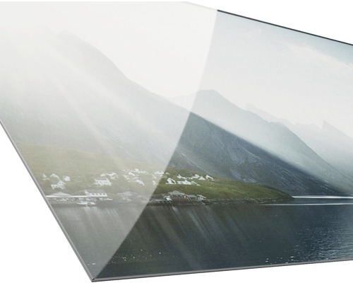 Glasbild mit Berglandschaft und Küstenort