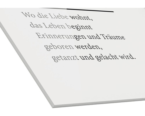 Dekoratives Schild mit dem Spruch: Wo die Liebe wohnt, das Leben beginnt.