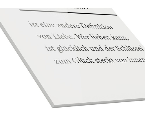 Dekoratives Schild mit aufgedrucktem Zitat über die Liebe