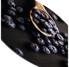 Dekorplatte mit Blaubeeren und Holzlöffel