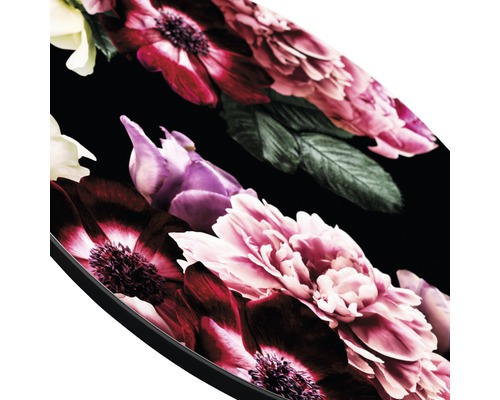 Detailaufnahme eines Tisches mit floralem Muster