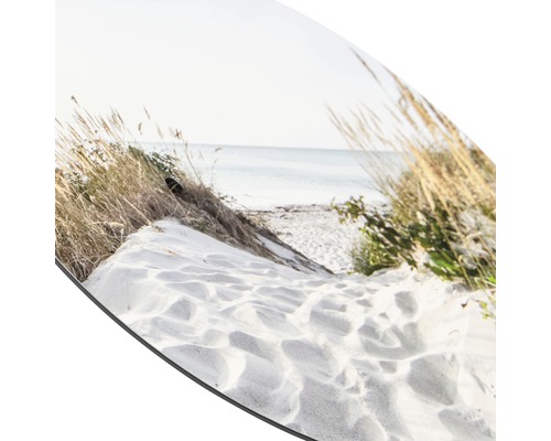 Nahaufnahme eines Strandes mit Sand, Gras und Meer