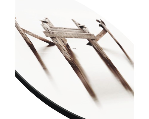 Nahaufnahme eines Wandbildes mit einem Holzstegmotiv