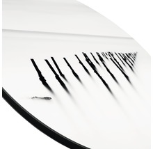Detailansicht eines Snowboards mit Dekorelementen