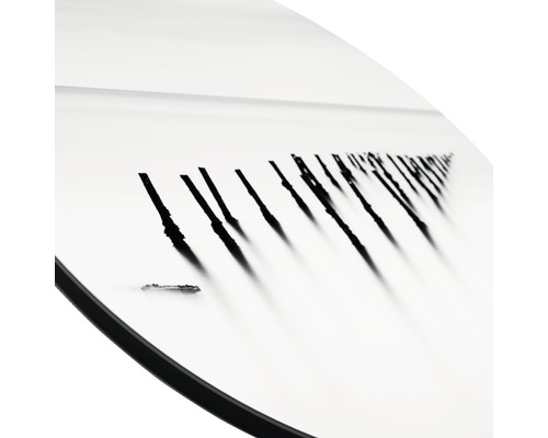 Detailansicht eines Snowboards mit Dekorelementen