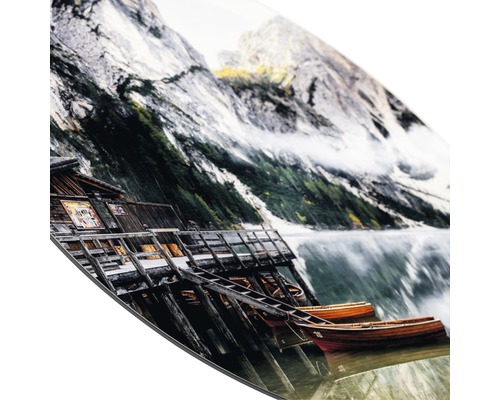 Dekoratives Wandbild mit Bergseelandschaft, Booten und Berghütte.