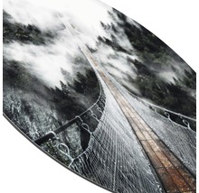 Nahaufnahme einer Wanddekoration mit dem Motiv einer Hängebrücke im Wald
