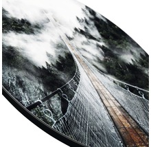 Wandbild mit einer Hängebrücke, umgeben von Wald und Nebel
