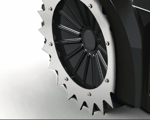 Detailaufnahme eines Mähroboter-Rades mit Zackenprofil