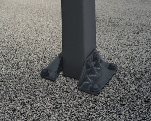 Detailaufnahme einer Pfostenbefestigung auf einem Untergrund