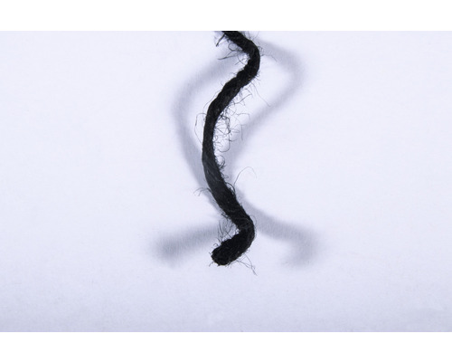 Schwarze Kordel auf hellem Untergrund