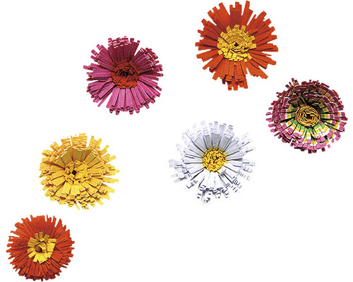 Dekorative Papierblumen in verschiedenen Farben