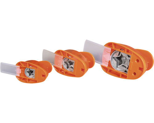 Drei orangefarbene Papierstanzer in Sternform unterschiedlicher Größe