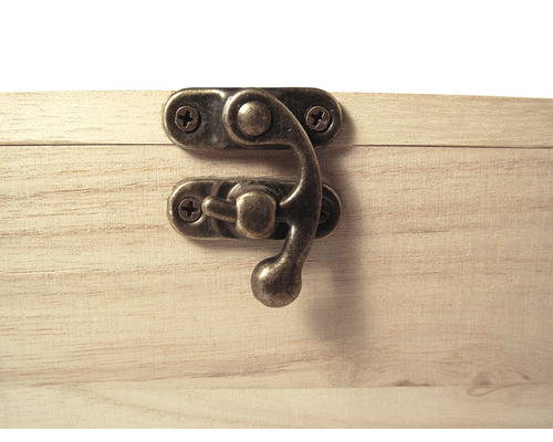 Detailansicht eines Holzschrankes mit einem bronzefarbenen Hakenverschluss