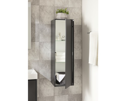 Badezimmer mit Spiegelschrank, Ablagen und Accessoires