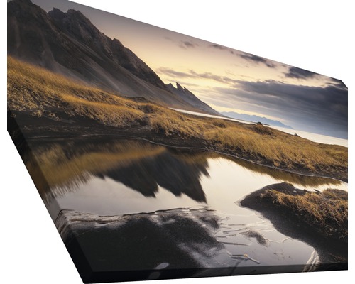 Leinwandbild mit Landschaftsmotiv, das Berge und eine Wasserfläche zeigt