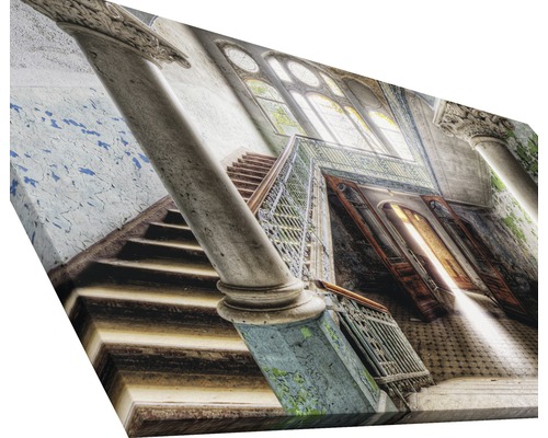 Leinwanddruck eines Treppenhauses mit Säulen und Licht
