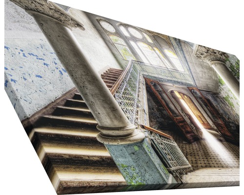 Leinwandbild mit einer Treppe in einem alten Gebäude