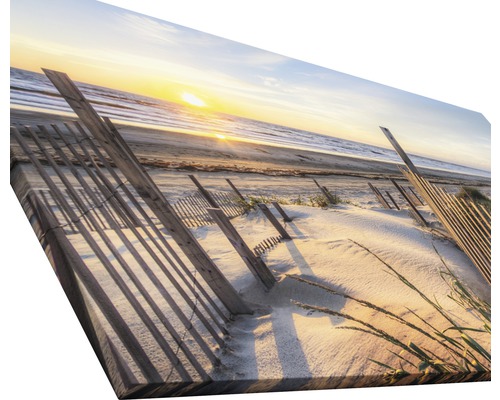 Leinwandbild mit einer Szene von Strand, Meer und Sonnenaufgang hinter einem Holzzaun.