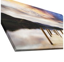 Leinwandbild mit Landschaftsmotiv, das einen See und einen Steg zeigt