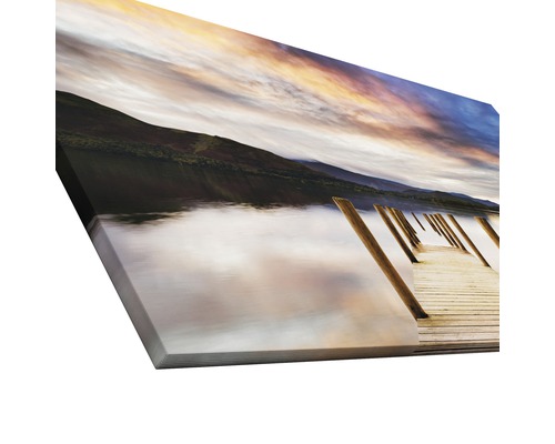 Leinwandbild mit Landschaftsmotiv, das einen See und einen Steg zeigt
