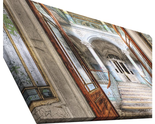 Leinwandbild mit einer Ansicht einer renovierungsbedürftigen Fassade mit Treppe