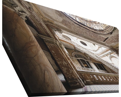 Fotografie eines Innenraums mit Säulen und Fenstern im alten Stil