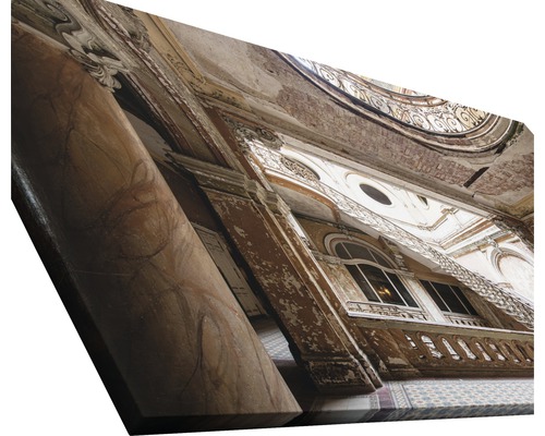 Ansicht eines Innenraums mit Säulen und Fensterreihen in einem renovierungsbedürftigen Gebäude.