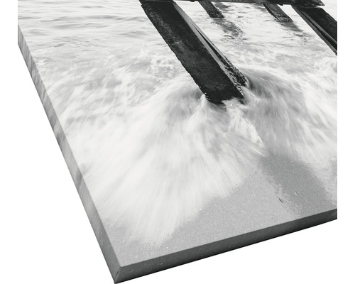 Schwarz-weißes Leinwandbild mit Wellen und Steg