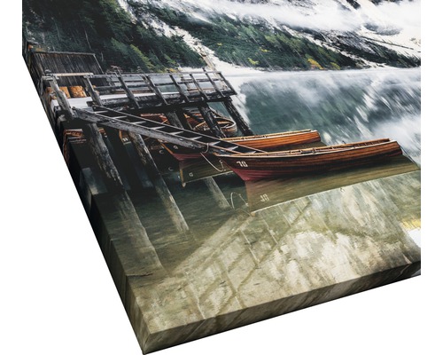 Nahaufnahme einer Leinwand mit dem Motiv eines Sees, Booten und Bergen